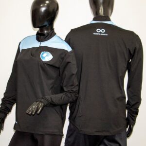 Buzo cuello medio cuello alto, con cierre negro, tela licra deportiva negra, con escudo en broderi y estampa en la espalda