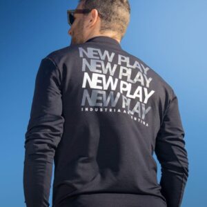 Buzo cuello medio alto con cierre laicra micro frisado, con estampada