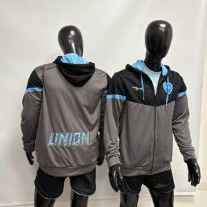 Camperas con capucha, deportivo micro, con recorte negro, bordada frente y espalda, capucha con interior del set celeste, cintura y puño tejido
