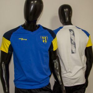 Remeras de jersey cuello en V con escudo bordado y estampa en la espalda