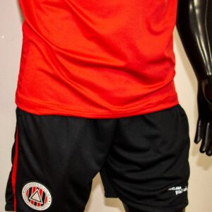 Short de set negro con recorte rojo y escudo en broderi